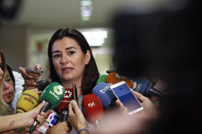 La ministra de Sanidad, Consumo y Bienestar Social, Carmen Montón, atiende a los