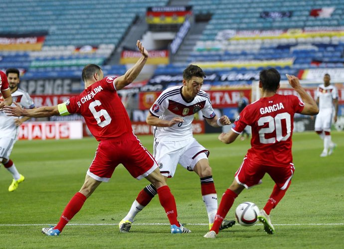 Ozil controla el balón ante la defensa de Gibraltar