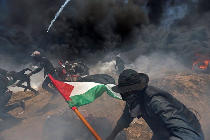Enfrentamientos entre palestinos y soldados israelíes en la frontera con Gaza