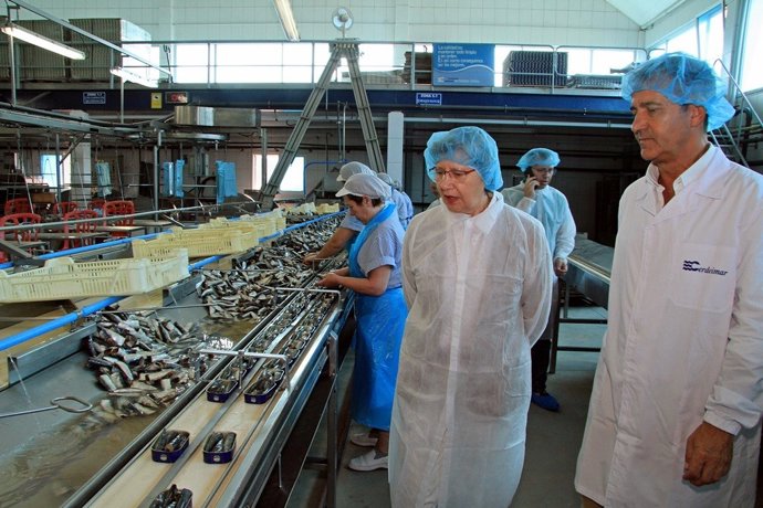 La conselleira Rosa Quintana visita la conservera Cerdeimar