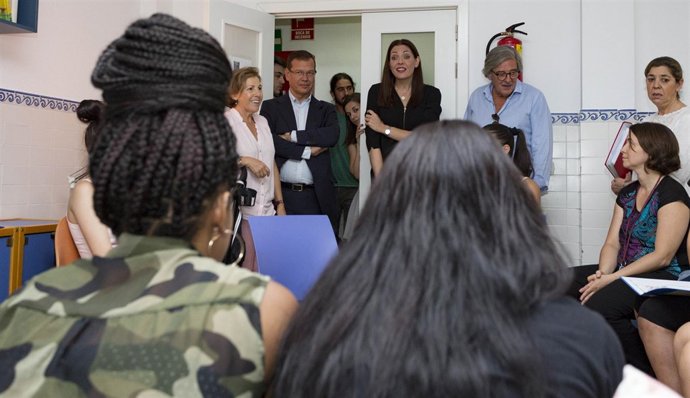 La consejera de Políticas Sociales, Lola Moreno, en la Residencia Norte