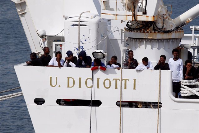 Migrantes a la espera de desembarcar del 'Diciotti' en Catania