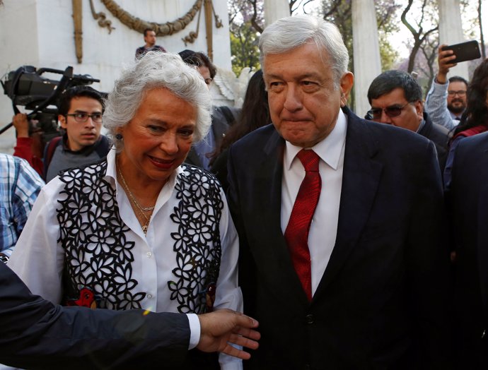 López Obrador junto con la futura secretaria de Gobernación, Olga Sánchez