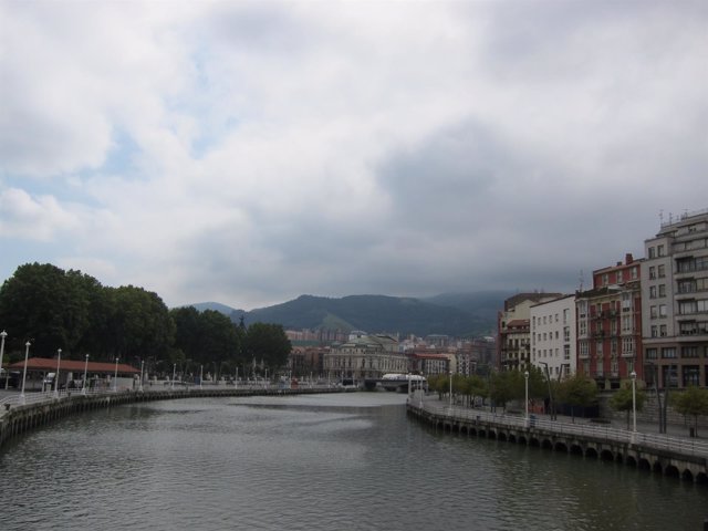 Imagen de Archivo. Cielo nuboso en Bilbao