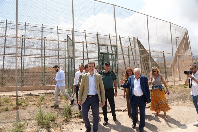 Casado, en la valla de Melilla