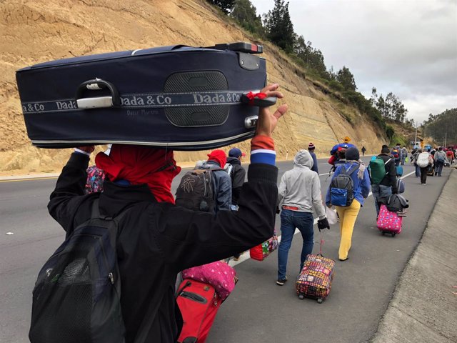 Migrantes venezolanos viajan desde Ecuador a Perú