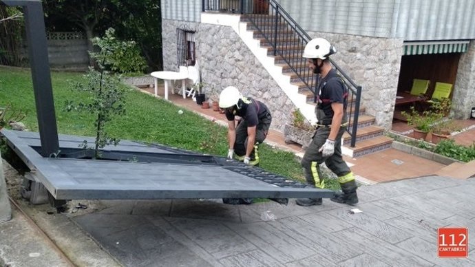 Portón que cayó encima a una mujer en Ajo 