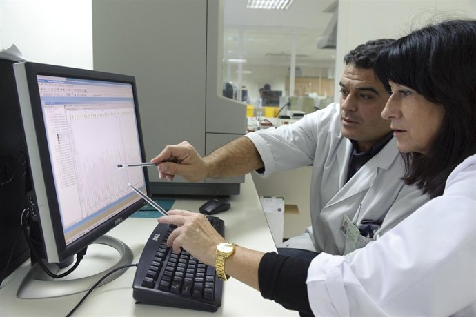 Médicos consultando equipos informáticos