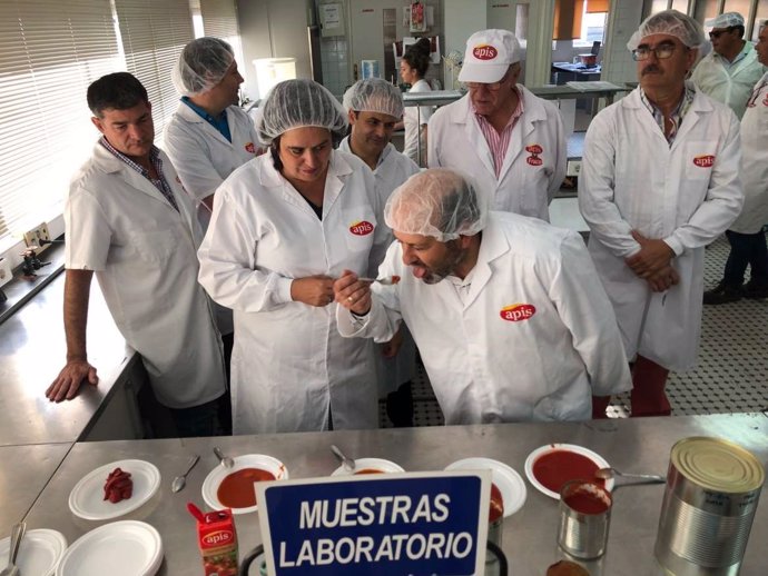 Begoña García en una planta de procesado de tomate en Montijo