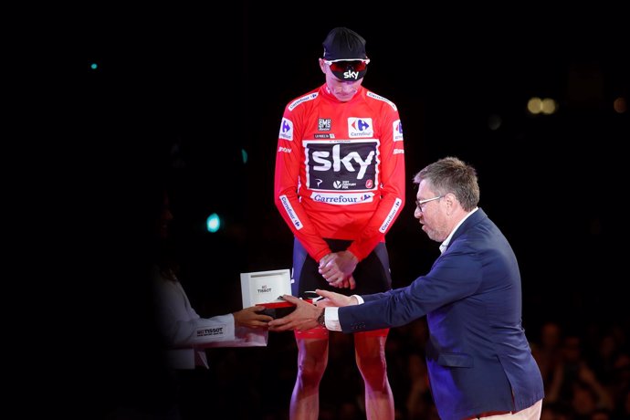 Chris Froome recibe el reloj Tissot como ganador de La Vuelta