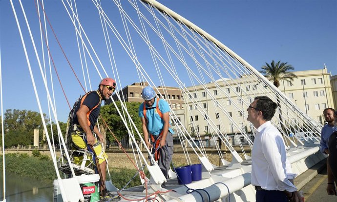 Alcalde en la puesta a punto de los puentes de la ciudad