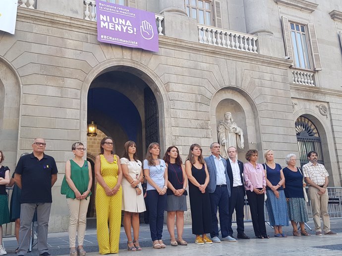 Minut de silenci a Barcelona per la dona assassinada a Nou Barris