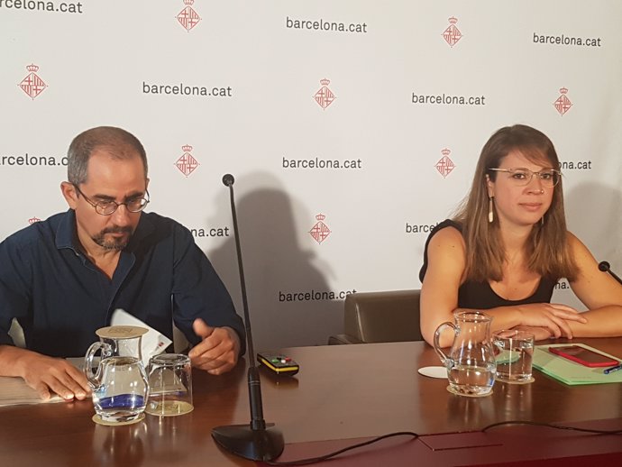 La tinent d'alcalde de Barcelona Janet Sanz i el gerent Manuel Valdés