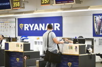 OCU denuncia a Ryanair ante la AESA por "incumplir la normativa" con su nueva política de equipaje