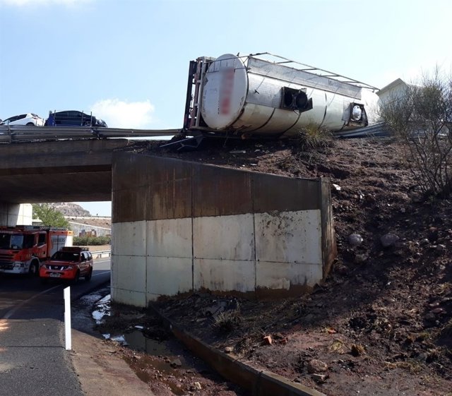 Camión volcado cargado con aceite en la A-23