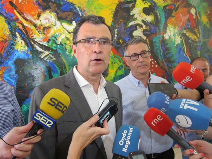 Alcalde Ballesta junto al presidente CHS, Mario Urrea antes reunión       