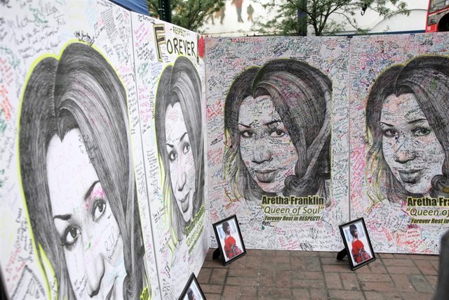 August 20, 2018 - New York City, New York, US - Fans continue to gathered to pay