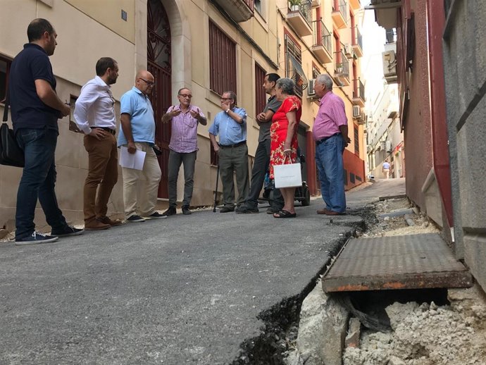Fernández (3i) visita la calle Sedeño junto a vecinos y otros miembros del PSOE.