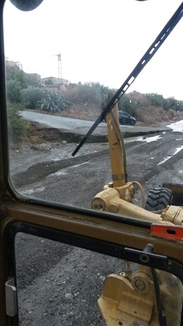 Una maquina limpia uno de los caminos inundados