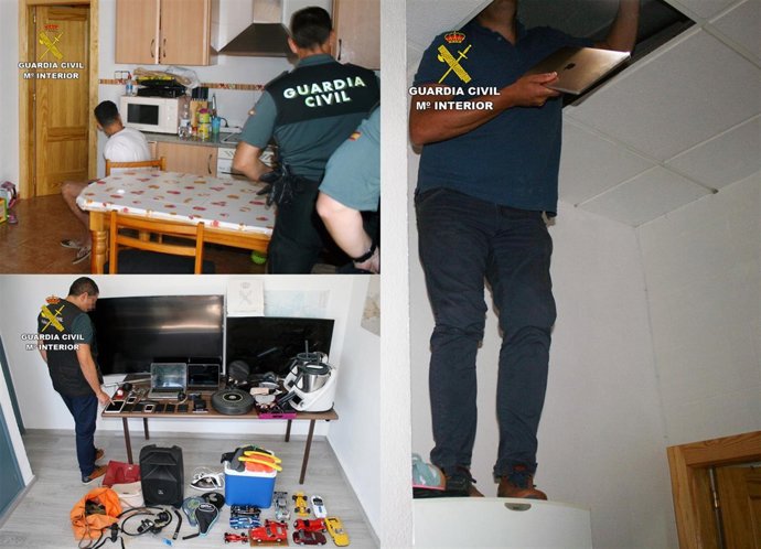 Agentes de la Guardia Civil durante el registro, con el detenido y lo incautado