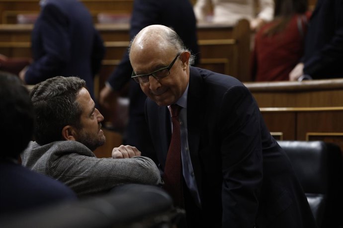 Jaime de Olano hablando con el ministro Cristóbal Montoro 