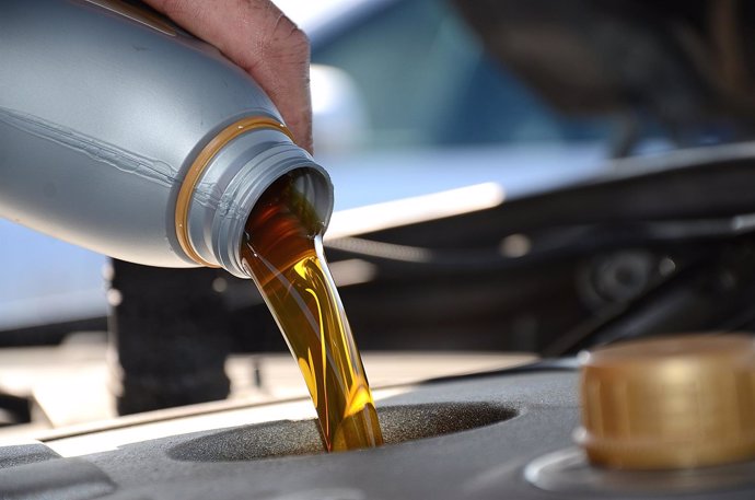 Llenado de aceite de vehículo