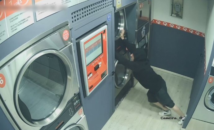 Lladre actuant en una bugaderia de Barcelona 