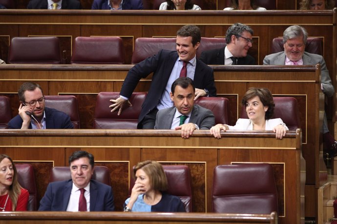 Casado, Santamaría y Cospedal durante el pleno en el Congreso