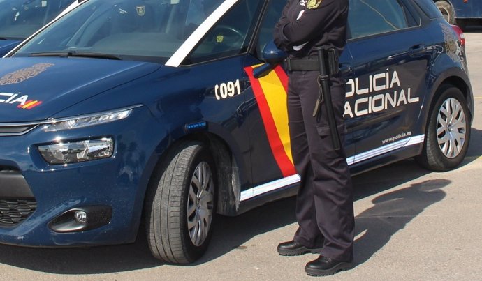 Agente y coche de policía en Valencia 