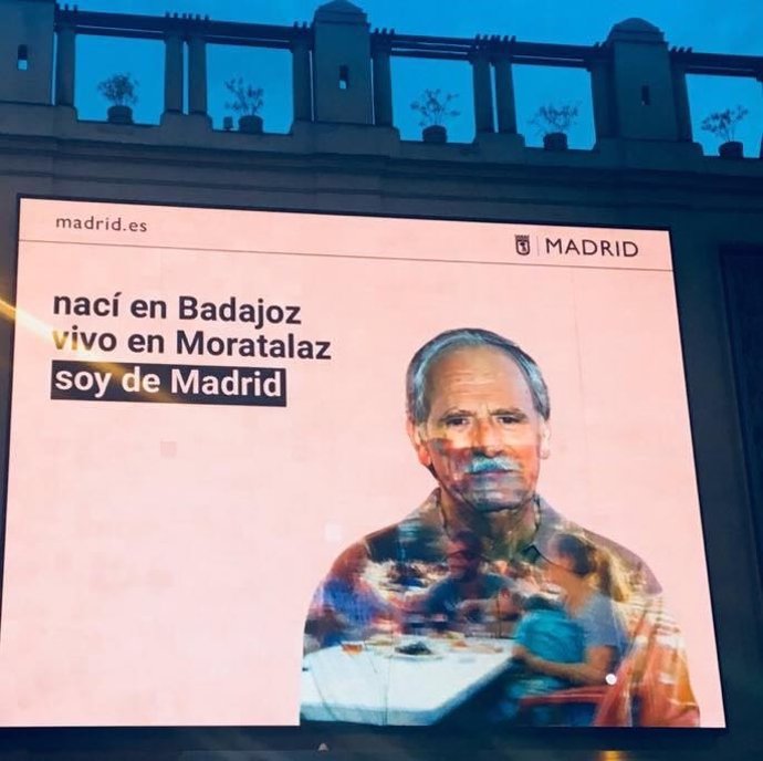 Cartel con la campaña del Ayuntamiento de Madrid sobre inmigración