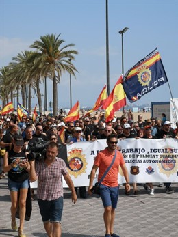Manifestación de Jusapol en el paseo marítimo de la Malvarrosa