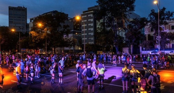 Iniciativa 'Atardecer sobre patines' en la Castellana de Madrid