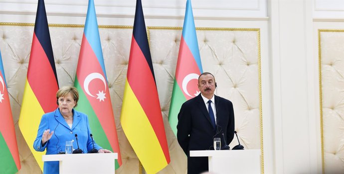 Angela Merkel y el presidente de Azerbaiyán, Ilham Aliyev