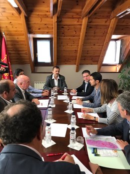 El conseller de  Territori, Damià Calvet, en la reunió amb el síndic d'Aran