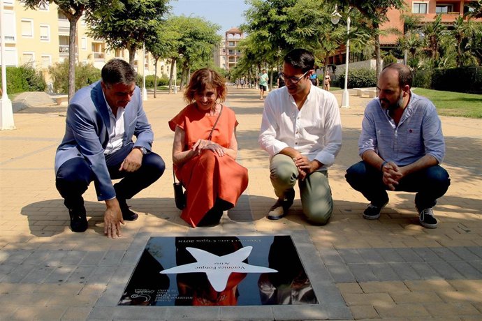 Forqué estrenando su estrella de mar en el Paseo de la Fama de Islantilla