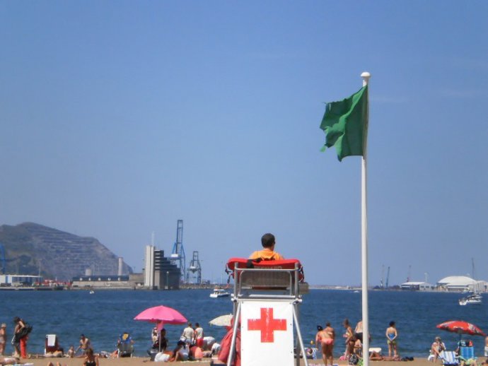 Imagen de Archivo, Playa de Getxo con bandera verde