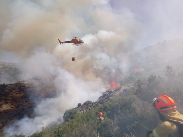 Un helicóptero trabaja en el incendio de Cabezuela del Valle