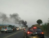 Arde un coche tras una colisión con otro en la A-357 y provoca unos cinco kilómetros de retenciones