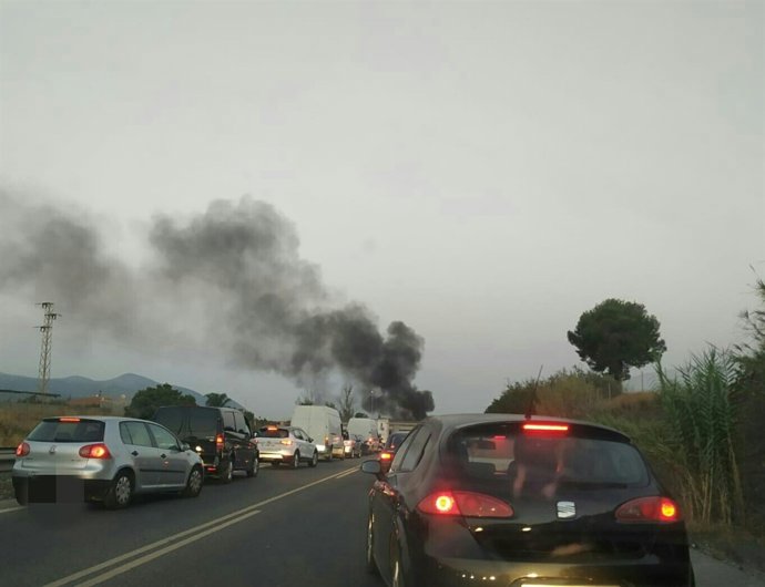 Vehículo ardiendo en la A3-357, en Málaga 