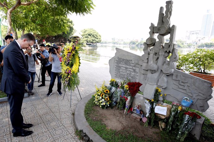 Memorial en recuerdo de John McCain en Hanoi