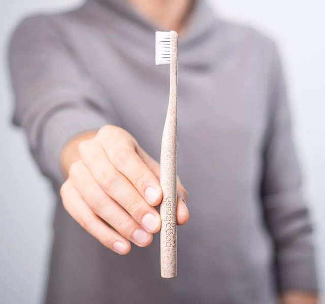 Cepillo de dientes fabricado a partir de bioplásticos por Todarus