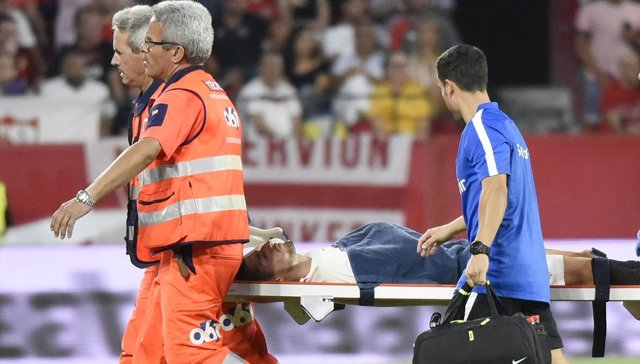 Escudero se retira lesionado con el Sevilla