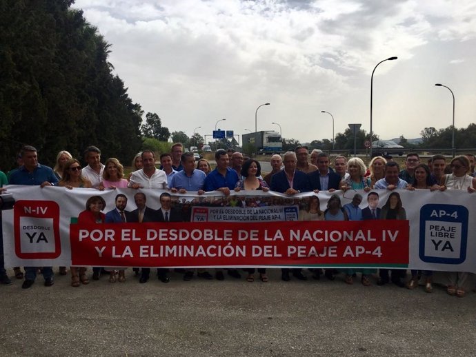 El presidente del PP-A, Juanma Moreno, en un acto por el desdoble de la N-IV