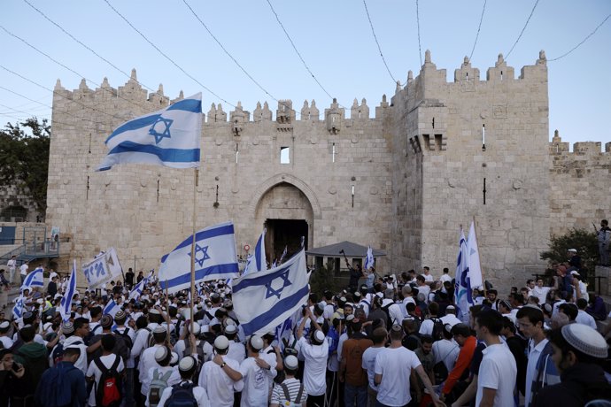 Manifestación de israelíes sionistas ante la Puerta de Damasco