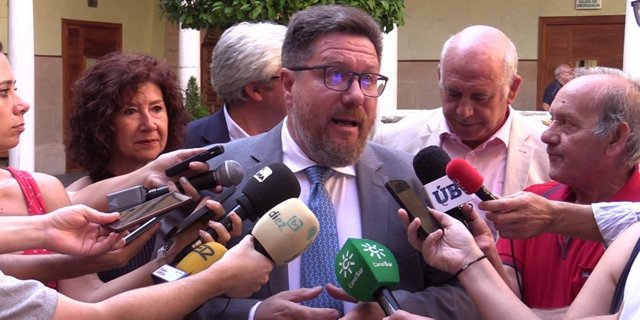 Sánchez Haro atiende a los periodistas en los Cursos de Verano de la UNIA.