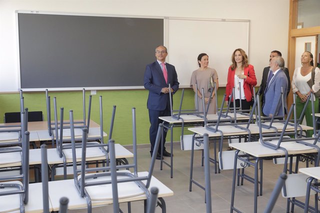 El consejero de Educación, Rafael van Grieken, en el nuevo IES de Arganzuela