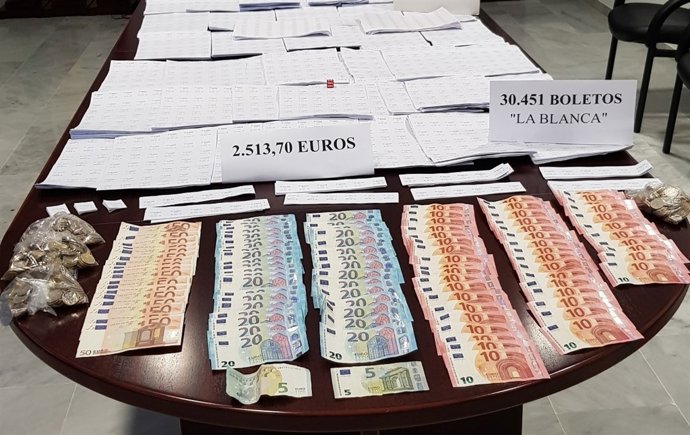 Décimos de lotería y dinero incautado en Cádiz en una imagen de archivo