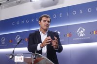 Rivera acusa a Sánchez de "legitimar" la puesta de lazos amarillos en Cataluña