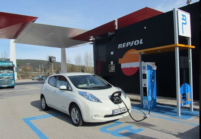 Vehículo eléctrico cargando 