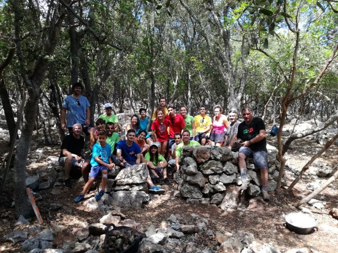 Jóvenes en la Ermita Vella de Esporles